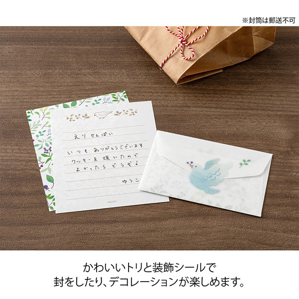 This letter paper design features green leaves and nuts, creating a calm atmosphere that suits any recipient. On the writing side of stationery, the figure of a tori searching for nuts is depicted.
Stickers featuring adorable birds holding nuts will warm you up and feel comforted