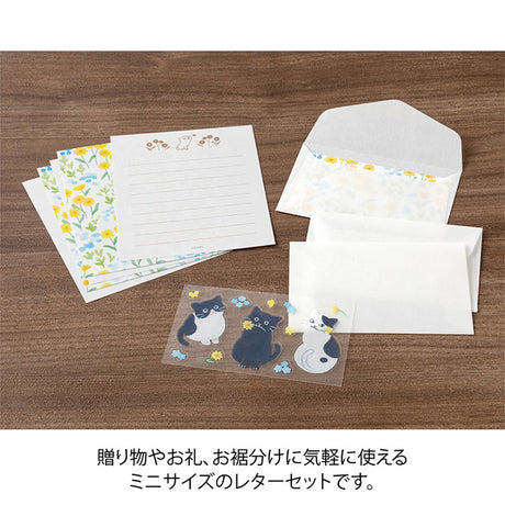 A refreshing stationery design featuring yellow and light blue flowers. On the writing side of the stationery, you can see a cat playing with butterflies in a flower garden.
Stickers adorned with cat gestures like holding flowers in its mouth or giving an upward glance are soothing