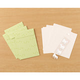 This letter set comes with a fluffy animal sticker. The letter paper is a small size that can be used like a single stroke of paper, and the envelope is conveniently sized to hold photos.
The letter has a moderate length, so it's easy to use for small thank-you letters or letters in everyday life.