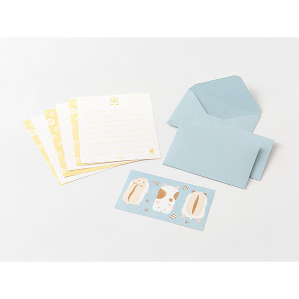 The hamster stretches out as much as possible and chases sunflower seeds. The stationery paper is a bright yellow inspired by sunflowers. The ruled lines are designed to evoke the footprints of a hamster walking here and there.