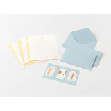 The hamster stretches out as much as possible and chases sunflower seeds. The stationery paper is a bright yellow inspired by sunflowers. The ruled lines are designed to evoke the footprints of a hamster walking here and there.