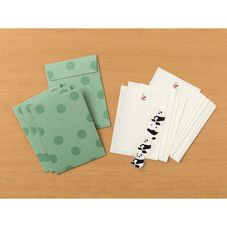This letter set comes with a fluffy animal sticker. The letter paper is a small size that can be used like a single stroke of paper, and the envelope is conveniently sized to hold photos.
The letter has a moderate length, so it's easy to use for small thank-you letters or letters in everyday life.