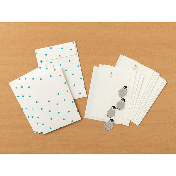 This letter set comes with a fluffy animal sticker. The letter paper is a small size that can be used like a single stroke of paper, and the envelope is conveniently sized to hold photos.
The letter has a moderate length, so it's easy to use for small thank-you letters or letters in everyday life. The envelope made with warm-textured paper features polka dot patterns inspired by snow.