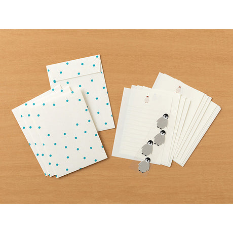 This letter set comes with a fluffy animal sticker. The letter paper is a small size that can be used like a single stroke of paper, and the envelope is conveniently sized to hold photos.
The letter has a moderate length, so it's easy to use for small thank-you letters or letters in everyday life. The envelope made with warm-textured paper features polka dot patterns inspired by snow.
