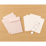 This letter set comes with a fluffy animal sticker. The letter paper is a small size that can be used like a single stroke of paper, and the envelope is conveniently sized to hold photos.
The letter has a moderate length, so it's easy to use for small thank-you letters or letters in everyday life.