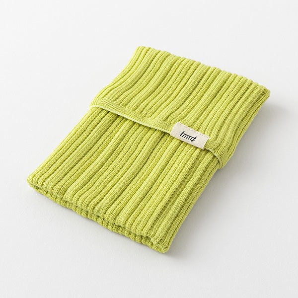 "Techo no Haramaki" is a storage pouch that can be worn with your notebook. The fabric is a durable knit material that stretches well. It can be used as a book band for your notebook, or you can store pens and small items in the pocket.