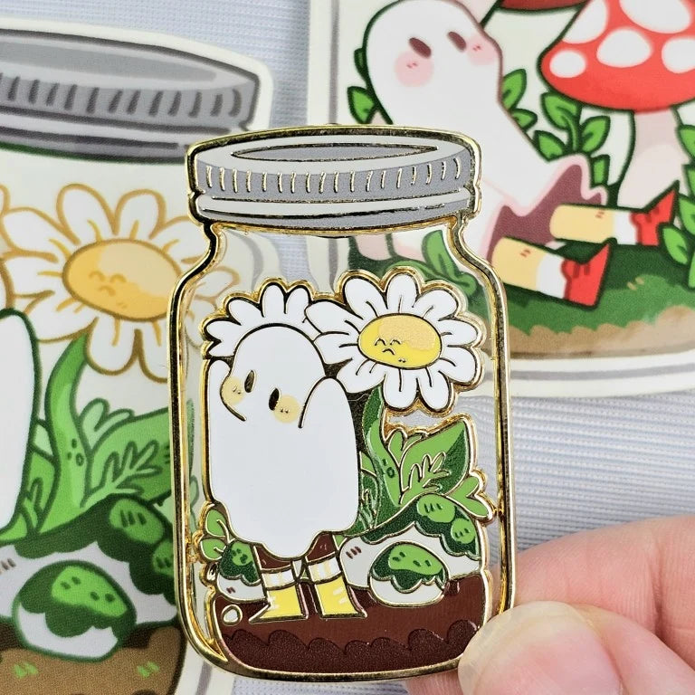 ❤ Daisy Ghost In A Jar Pin ❤

&nbsp;This adorable enamel pin is perfect for your backpacks, jackets/denim jackets, purses, ITA bags, lanyards, and more!

____________

Size: - 1.5 x 2"