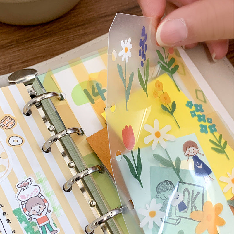 Molinta - Garden M5 Loose Leaf Storage Folder

Store all your little vinyl stickers, sticker flakes, memo sheets, and scraps used for journaling in this folder and retrieve it whenever you need conveniently in your binder!

Specifications: 67mmx110mm
Material: Cast PP