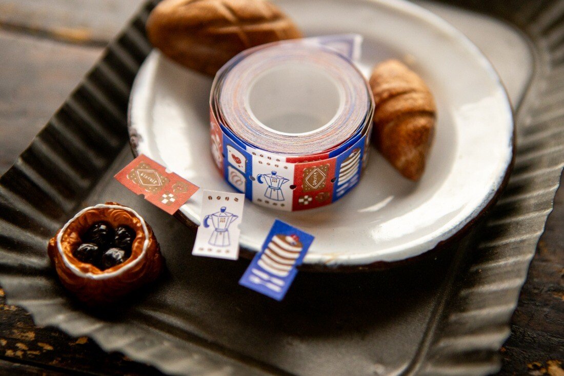 An assortment of stickers with drinks and sweets that pair well together to bring a cozy atmosphere anywhere you place them.

- Label Size 21.5 x 12 mm
- 6 Designs, approx. 500 labels per roll