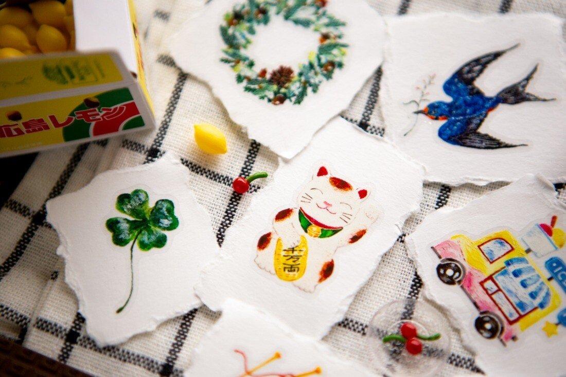 In everyday life,
there are always moments when we wish for a little bit of luck.

Paper cranes for good health, tiny fortune cookies,
a star on a barn door, a four-leaf clover…

The illustrations from this year’s Fortune planner into die-cut PET tapes.