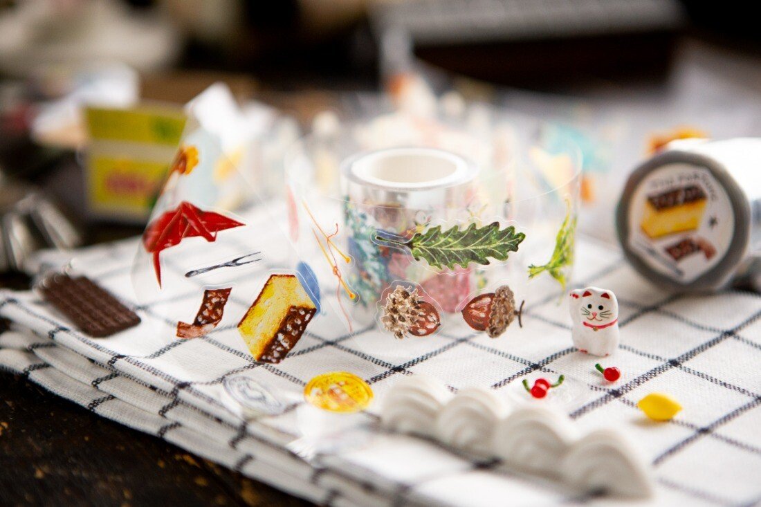In everyday life,
there are always moments when we wish for a little bit of luck.

Paper cranes for good health, tiny fortune cookies,
a star on a barn door, a four-leaf clover…

The illustrations from this year’s Fortune planner into die-cut PET tapes.