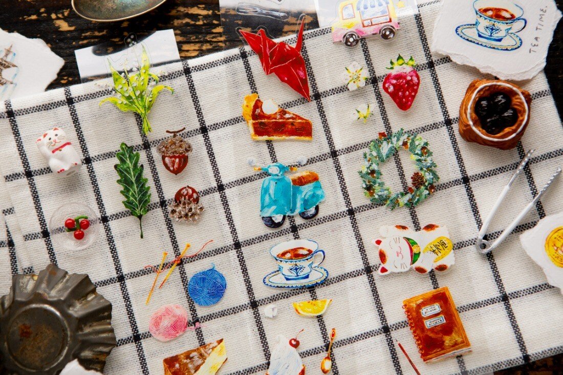 In everyday life,
there are always moments when we wish for a little bit of luck.

Paper cranes for good health, tiny fortune cookies,
a star on a barn door, a four-leaf clover…

The illustrations from this year’s Fortune planner into die-cut PET tapes.