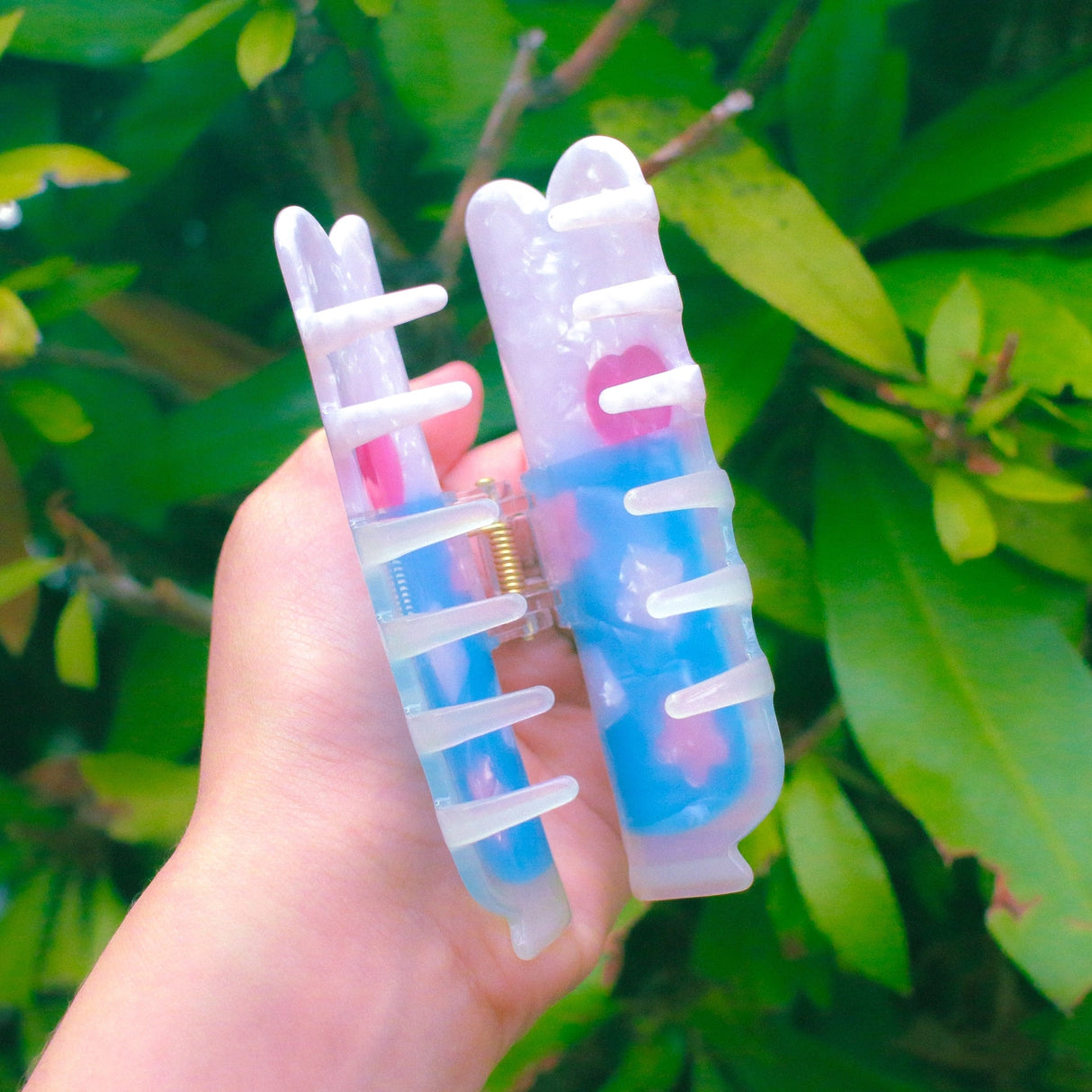 'Soda Float' Hair Claw featuring a blue soda float with rabbit shaped ice cream on top.

Made of acetate, 4 inches by 2 inches.

Hair claws come packaged in a plastic sleeve.