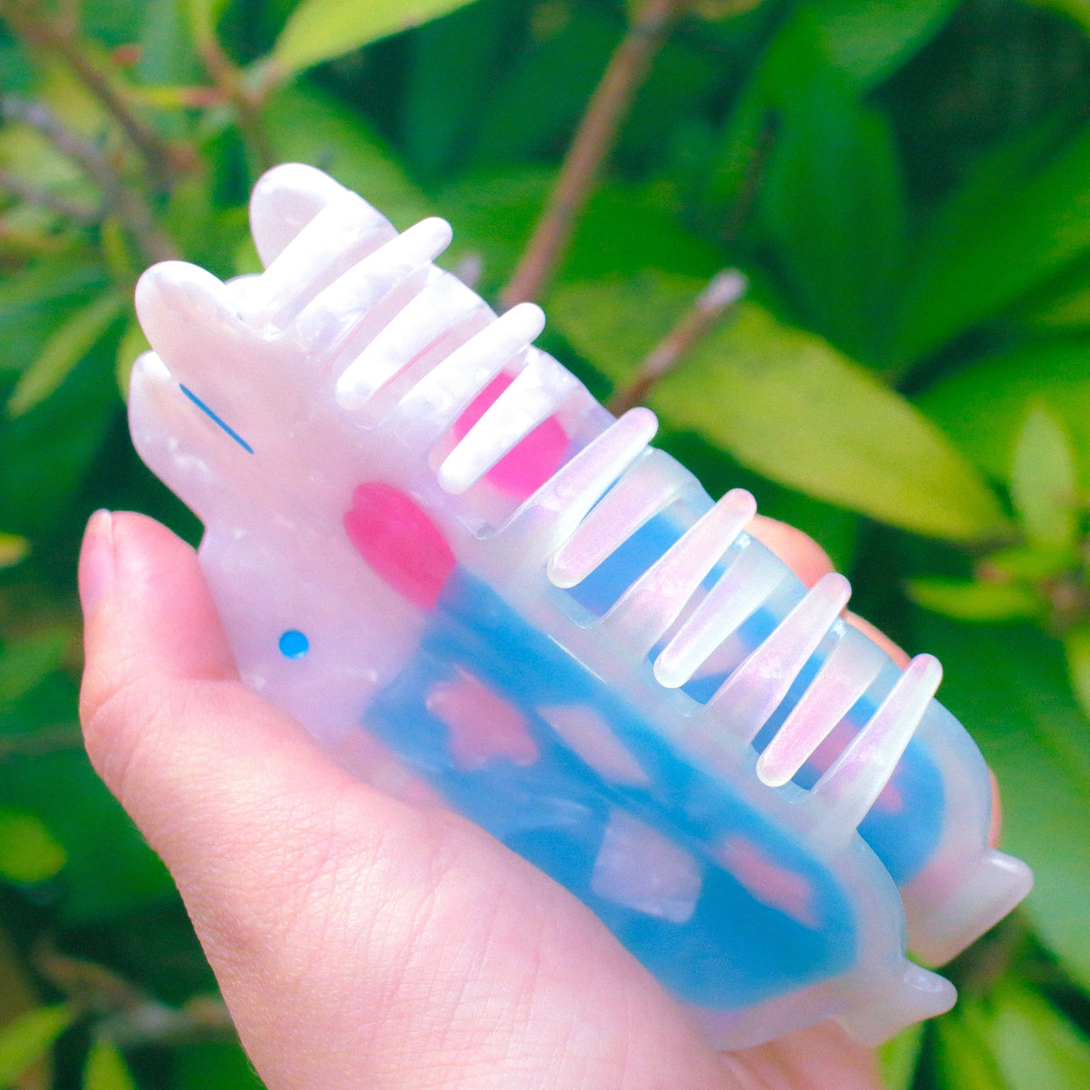 'Soda Float' Hair Claw featuring a blue soda float with rabbit shaped ice cream on top.

Made of acetate, 4 inches by 2 inches.

Hair claws come packaged in a plastic sleeve.