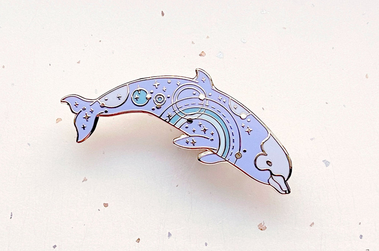 Pin de esmalte de ballena nariz de botella con resplandor orbital