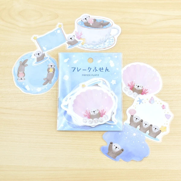 These flake sticky notes are designed by illustrator MILINA
They feature a weak adhesive, full-surface adhesive, and are die-cut so you can write on them with water-based pens, oil-based pens, or pencils.
Perfect for quick notes or adding decoration to your planner.

6 designs x 5 each (Total 30pcs)
Weak-adhesive
Includes 1 pack