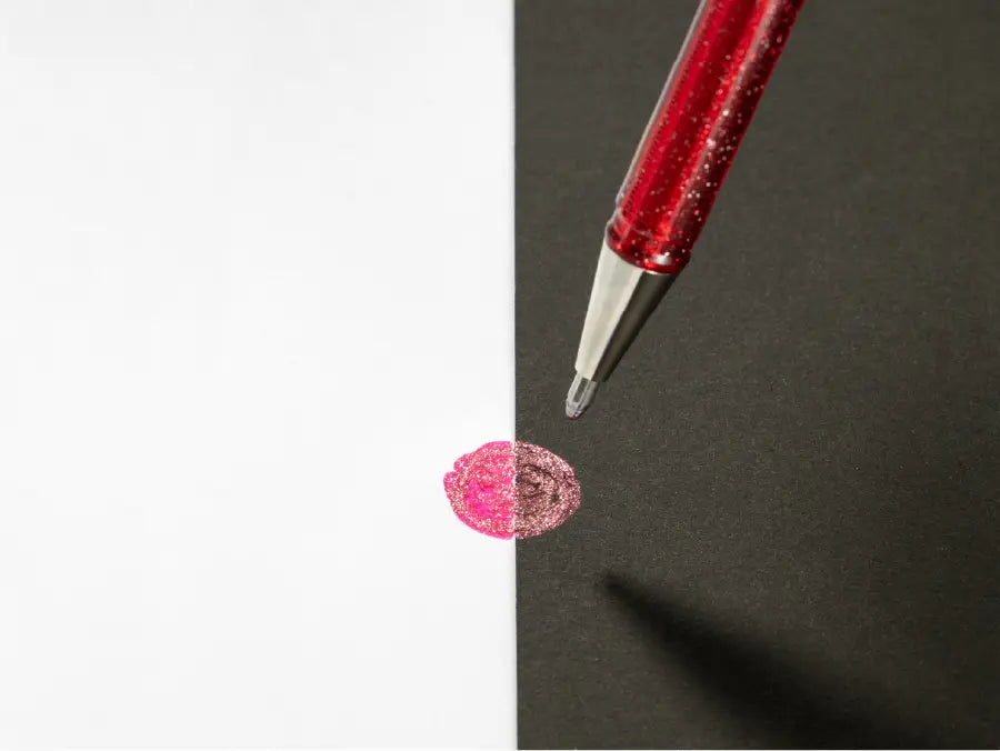 The Dual Metallic is a playful ballpoint pen with two sparkles in one line.
Because the ink and glitter colors are different, they produce colors that can be seen depending on the angle of light and the color of the background.
White paper has a delicate shimmer, and black paper has a deep, fantastic brilliance. With just one pen, you can create a variety of expressions that attract the viewer's heart.

It is finished in a set case made of paper material with a glittering hologram finish. Inside the case, t