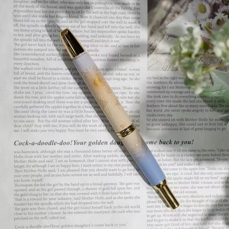 To commemorate 36 years of Kin Chi, this exclusive Pilot Capless “Starry Dawn” captures the quiet magic of the moment when night begins to surrender to morning.

Its softly layered colors move from pale blue through warm golden yellow and into a vivid morning blue, echoing the changing sky just before sunrise. Against the clouds, a radiant golden sun emerges while a scattering of stars still lingers above—an in-between moment where night and day meet.