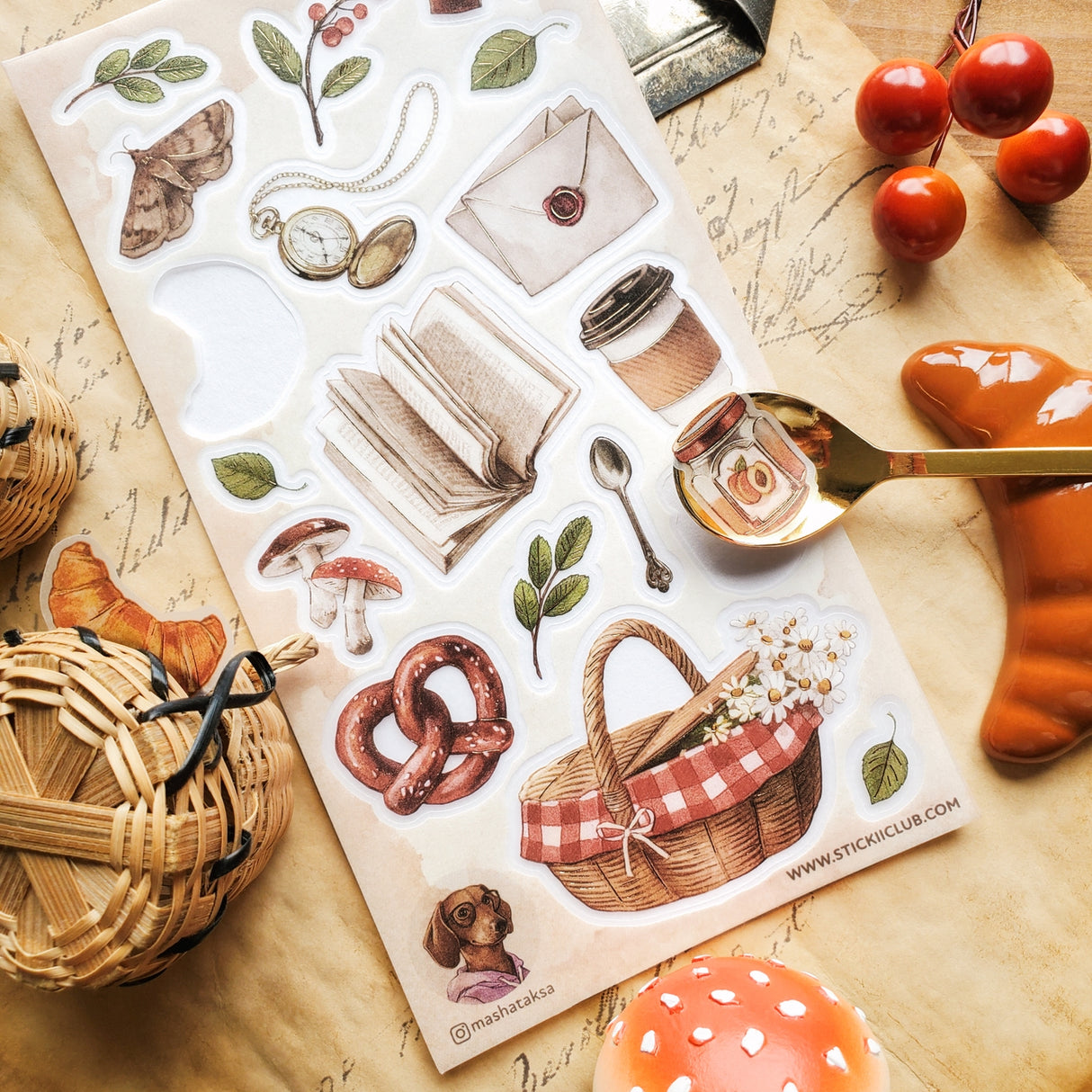 🧺 On this beautiful afternoon, @mashataksa invites us to soak up the sunshine, connect with nature, and enjoy delicious foods with this charming picnic setup.