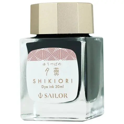 The "Four Seasons" series is inspired by the four seasons of sailors.
Please enjoy the writing instruments that make you feel the four seasons woven by the nature of Japan. Water-based dye inks.

Shikiori Series Mini Bottle Ink for Fountain Pens&nbsp;
Includes 1 x 20 ml Water Based Dye
This is a series that feels like the four seasons of the world and is made by Japanese nature. This ink is based on the color of the season.

The 20ml mini size makes it perfect for collecting small quantities.
The packaging 