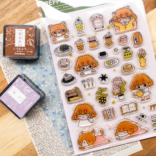 It starts with being woken up by an alarm clock, eating, drinking, watering flowers, enjoying notebook time, reading, and rumbling. Pepper's expression and gestures are very adorable stamps. My partner cat is also cute! It is practical and easy to use as a notebook.

This stamp set is a collaboration between Sakuralala and Love Soup, an Australian artist based in Japan that illustrates pictures of Lazy Girl Pepper. These stamps are the perfect addition for your journal or planner!