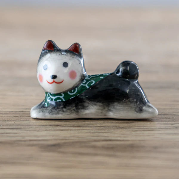 These cute ceramic rests are a perfect stationery addition to your desk! Use them for pens, paint brushes, or take them to your kitchen as a chopstick rest!

Size:2"L
Material: Porcelain
Weight: 1.6 oz
Origin: China