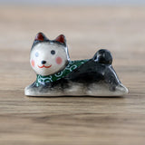 These cute ceramic rests are a perfect stationery addition to your desk! Use them for pens, paint brushes, or take them to your kitchen as a chopstick rest!

Size:2"L
Material: Porcelain
Weight: 1.6 oz
Origin: China
