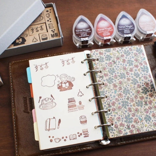 
Step into a cozy world of creativity with the Creator’s Stamp Box – Book Café from Stamp Marche and Sonomi Kogei. This charming set brings together beautifully illustrated stamps inspired by warm café moments, books, and everyday comforts—perfect for adding personality to journals, planners, scrapbooks, and handmade cards.


Each stamp is crafted with a solid wooden mount and high‑quality rubber, giving you crisp, clean impressions every time.&nbsp;



This set includes 8 stamps.

Stamp size: approx.&nbsp;