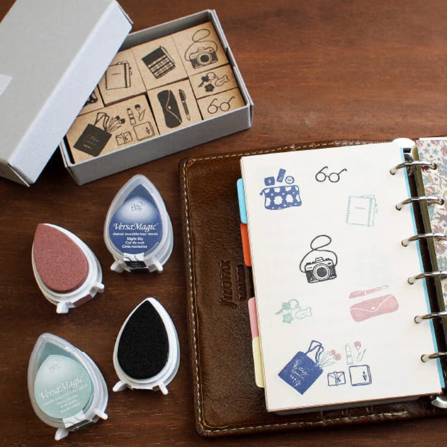 Step into a world of everyday charm with the Creator’s Stamp Box – Inside the Bag, a delightful collaboration between Stamp Marche and Sonomi Kogei. This curated set captures the little treasures we carry with us—perfect for adding personality and storytelling to your journal pages, planners, scrapbooks, and creative projects.


Each stamp is crafted with a solid wooden mount and high‑quality rubber, giving you crisp, clean impressions every time.&nbsp;



This set includes 8 stamps.

Stamp size: approx.&nb