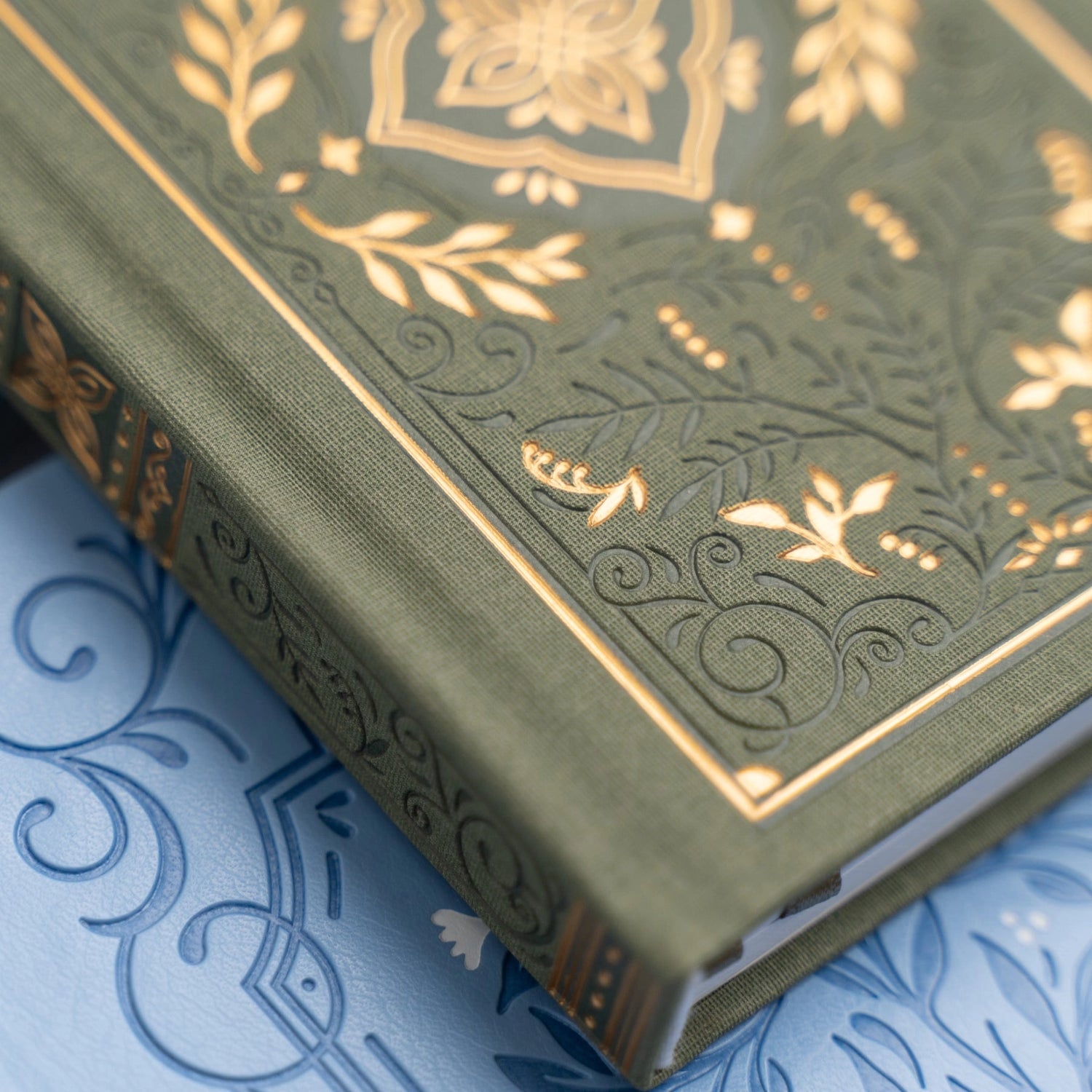 Archer and Oliver TN Notebook: Storybook in Vintage Olive Dot Grid Notebook