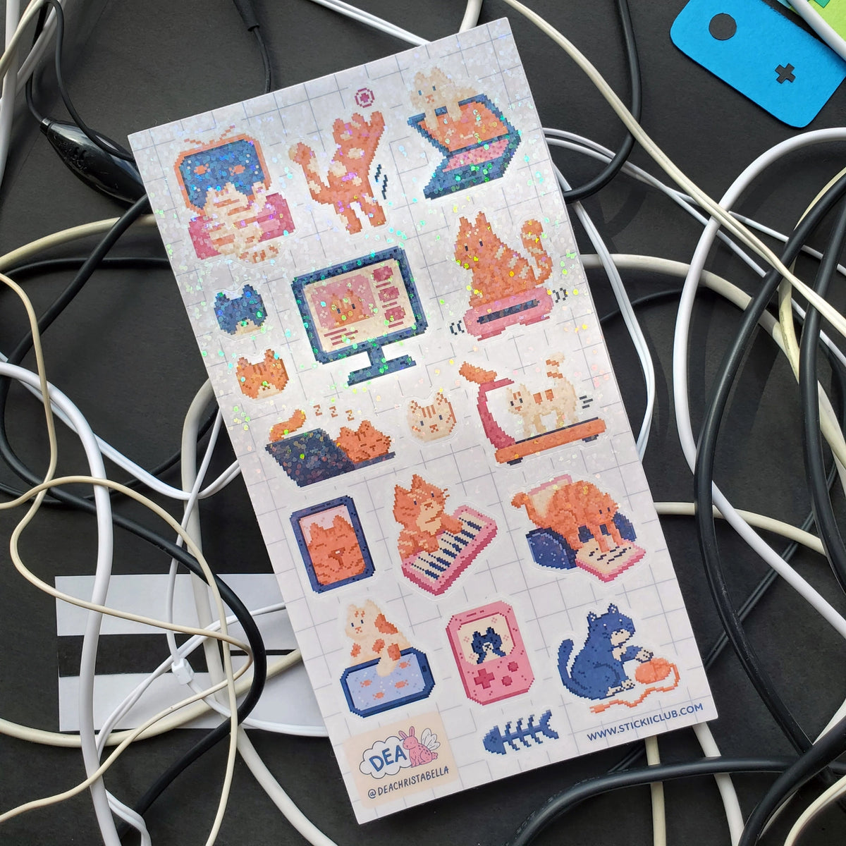 🐈 Cats can be tech-savvy too! From snapping a purrfect selfie to playing with a computer mouse, these cool cats by @deachristabella not only have tons of fun with electronics, but are made up of pixels themselves! Art by: @deachristabella

Top Coating: Holo Glitter
Adhesive Layer: Paper
Backing Layer: Clear PET
6.69" x 3.54".
Weight - 0.03lbs
1 sheet included