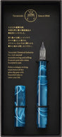 A mysterious coloring reminiscent of the splendid display of peacock's feathers and an impressive glass pen with a striking pattern. A new color is now available in the Aurora series, which is easy to carry with a cap that protects the nib!