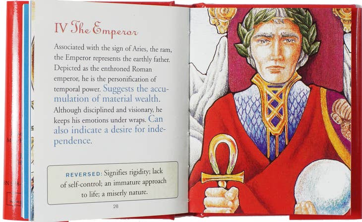 El libro y el juego de cartas del tarot esencial 