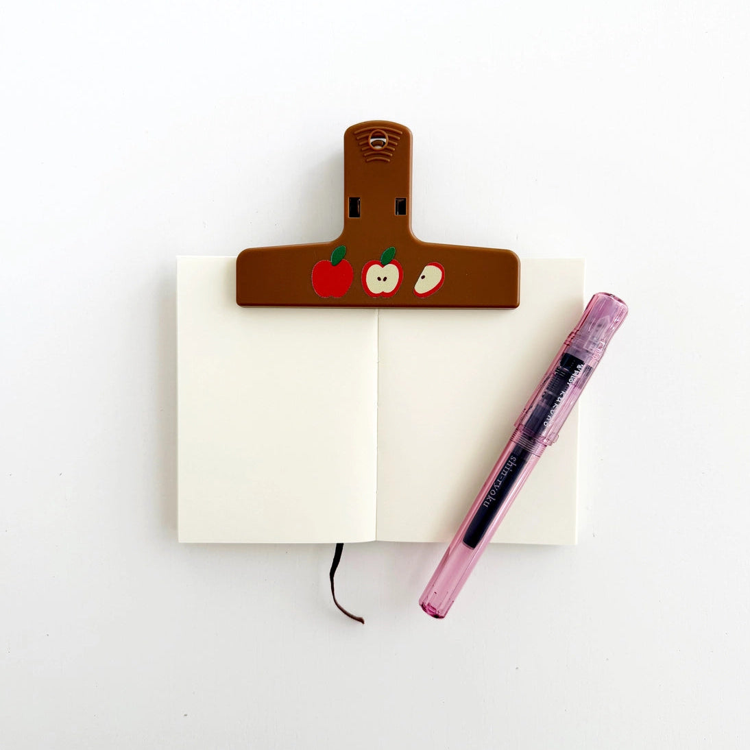 The Paper + Craft Pantry Journal Clip - Apples

Meet your new favorite clip! Featuring hand-drawn apples, this cute clip will be your lil desk assistant. It's perfect for keeping your planner or journal open!