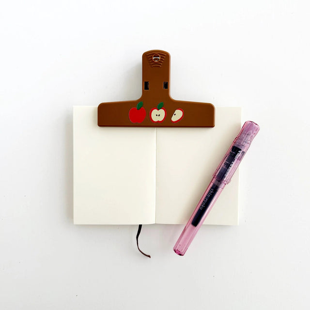 The Paper + Craft Pantry Journal Clip - Apples

Meet your new favorite clip! Featuring hand-drawn apples, this cute clip will be your lil desk assistant. It's perfect for keeping your planner or journal open!