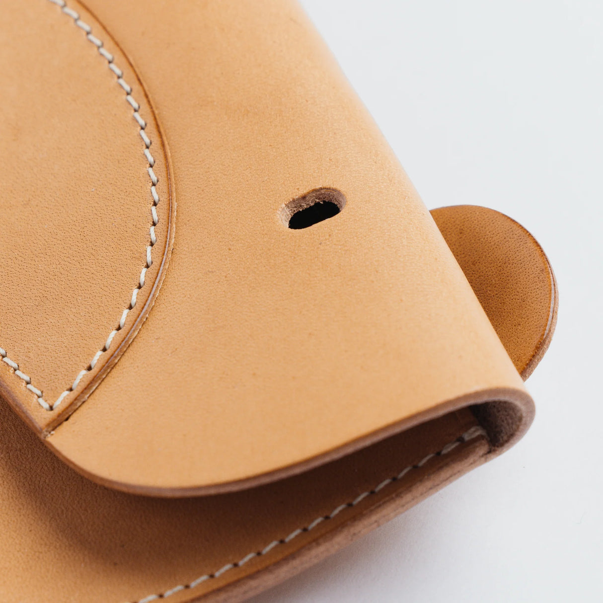A wallet with a bear motif.

It is durable and can be used for many years, and the design is cute and makes a nice accent.

Size: W15.5×H10.5cm
About the Leather – Japanese Glove Leather

Made from durable and supple Japanese glove leather, known for its lightness and strength.

Originally used for baseball gloves, this leather is highly resistant to friction and becomes softer and more comfortable over time.

Its rich color comes from the deep-dyeing process, in which dye penetrates all the way to the core