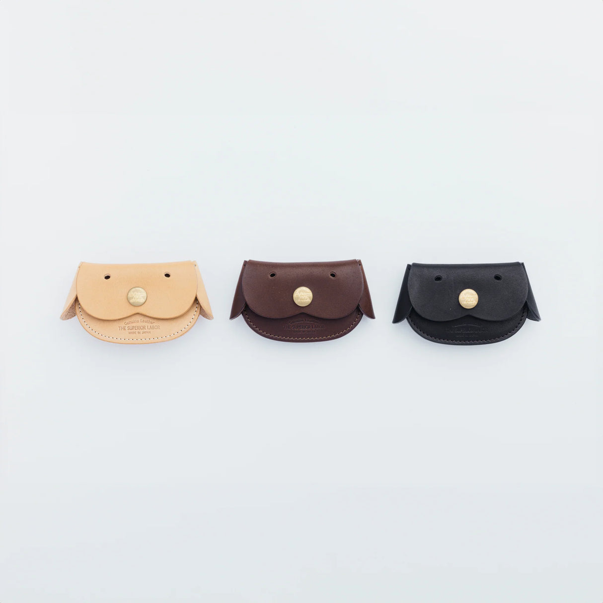 A coin purse with a dog motif.

It is small enough to carry in your pocket when you are out and about. Compact and sturdy, it can be used for many years, and the design is cute and makes a nice accent.