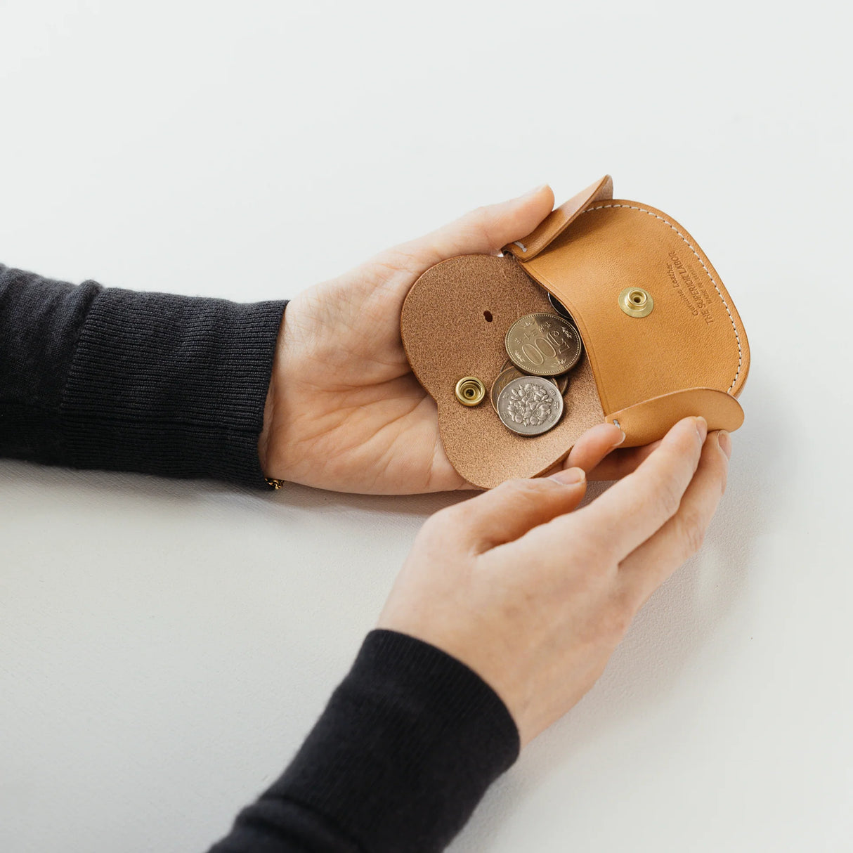 A coin purse with a dog motif.

It is small enough to carry in your pocket when you are out and about. Compact and sturdy, it can be used for many years, and the design is cute and makes a nice accent.