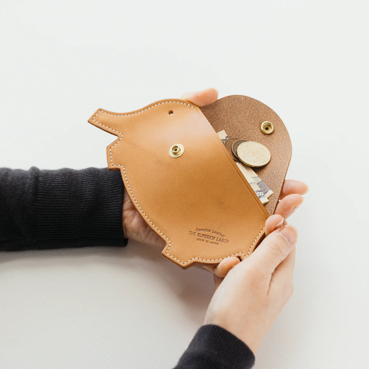 A wallet with a elephant motif.

It is durable and can be used for many years, and the design is cute and makes a nice accent.

Size: W17×H12.5cm
Leather Products
We use natural leather. While we avoid pieces with damage that could cause tearing, natural marks, wrinkles, and other characteristics are part of the leather’s charm and may be present on the product. Even within the same type of leather, color, thickness, and texture may vary.
Please be careful to avoid stains or color transfer from water exposu
