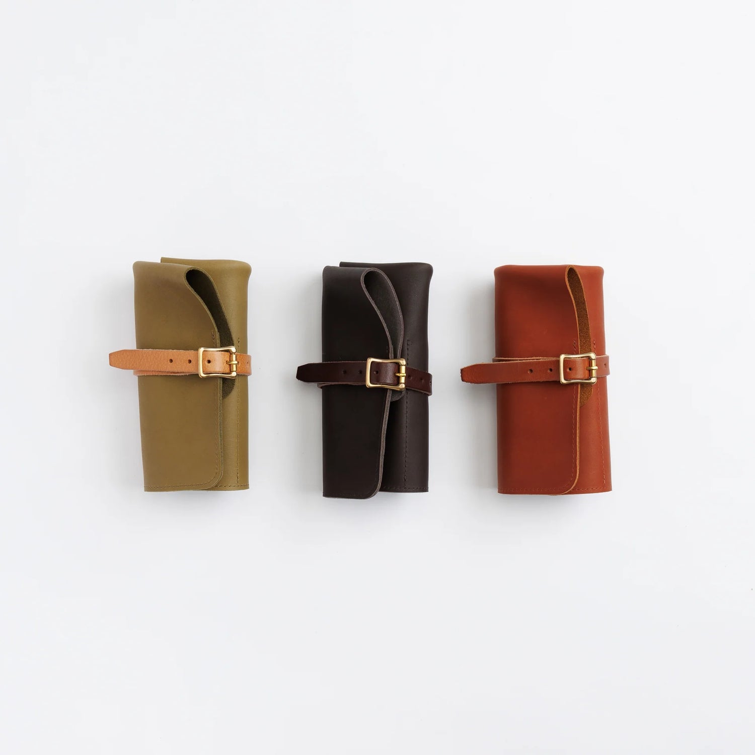 The SUPERIOR LABOR Glove Leather - Roll Pen Case

The discontinued&nbsp;pen roll&nbsp;has returned with a refined new design.&nbsp;A brass tag accents its raw-cut edge, while the logo inside is finished with elegant gold foil.&nbsp;The result is a fresh look that feels both light and sophisticated.

Pockets in varying sizes hold pens of different types, and when you’re done, simply roll it up and take it with you.

A pen case that combines the joy of displaying your favorite pens with the practicality of ca