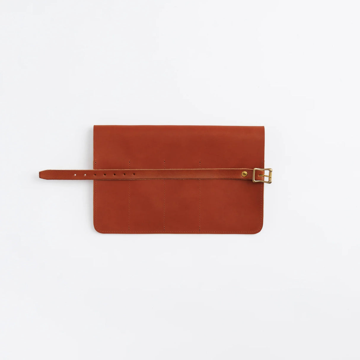 The SUPERIOR LABOR Glove Leather - Roll Pen Case

The discontinued&nbsp;pen roll&nbsp;has returned with a refined new design.&nbsp;A brass tag accents its raw-cut edge, while the logo inside is finished with elegant gold foil.&nbsp;The result is a fresh look that feels both light and sophisticated.

Pockets in varying sizes hold pens of different types, and when you’re done, simply roll it up and take it with you.

A pen case that combines the joy of displaying your favorite pens with the practicality of ca