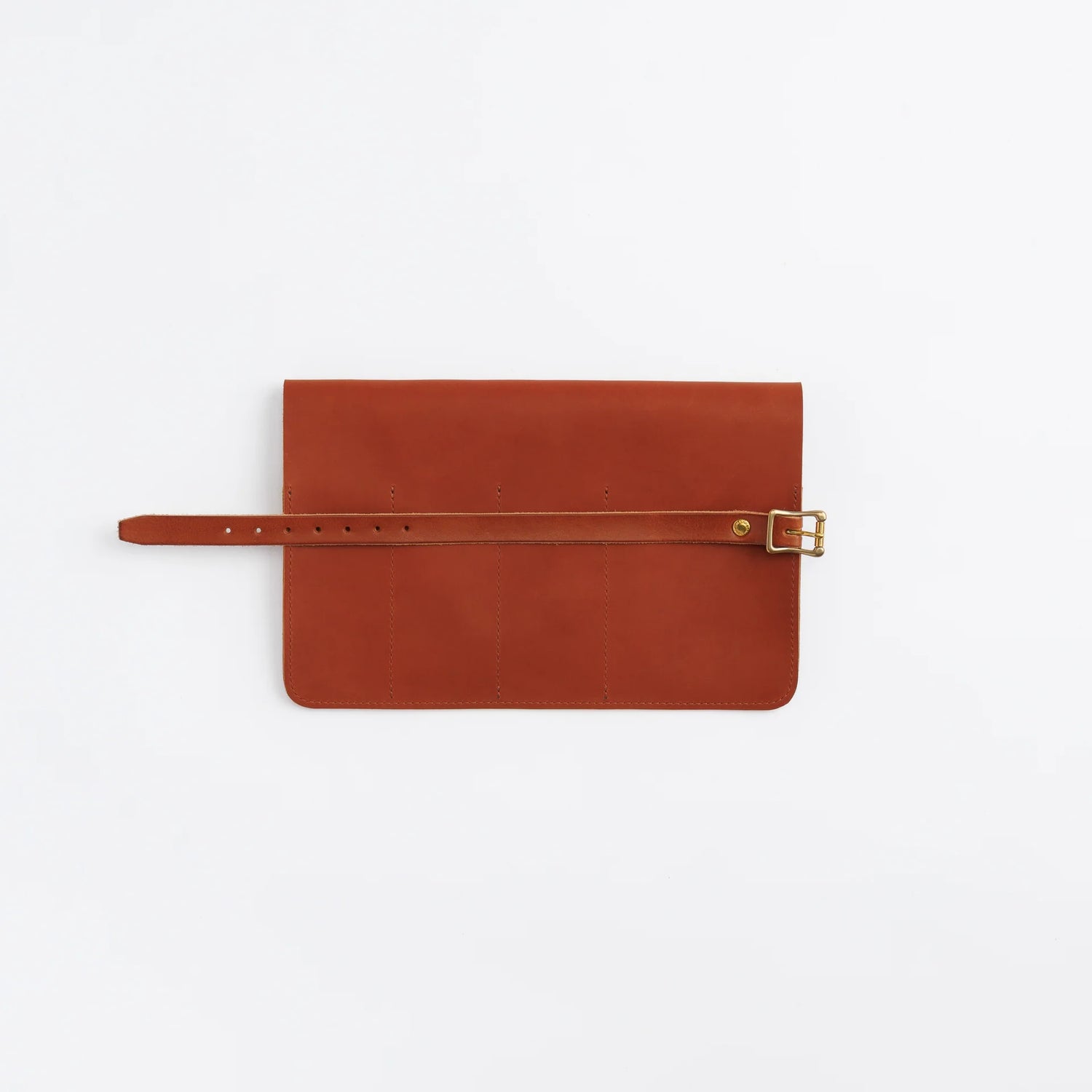 The SUPERIOR LABOR Glove Leather - Roll Pen Case

The discontinued&nbsp;pen roll&nbsp;has returned with a refined new design.&nbsp;A brass tag accents its raw-cut edge, while the logo inside is finished with elegant gold foil.&nbsp;The result is a fresh look that feels both light and sophisticated.

Pockets in varying sizes hold pens of different types, and when you’re done, simply roll it up and take it with you.

A pen case that combines the joy of displaying your favorite pens with the practicality of ca