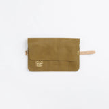 The SUPERIOR LABOR Glove Leather - Roll Pen Case

The discontinued&nbsp;pen roll&nbsp;has returned with a refined new design.&nbsp;A brass tag accents its raw-cut edge, while the logo inside is finished with elegant gold foil.&nbsp;The result is a fresh look that feels both light and sophisticated.

Pockets in varying sizes hold pens of different types, and when you’re done, simply roll it up and take it with you.

A pen case that combines the joy of displaying your favorite pens with the practicality of ca