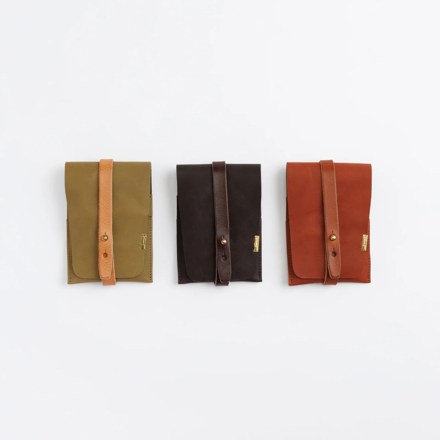 The SUPERIOR LABOR Glove Leather - Tool Holder

The discontinued tool holder&nbsp;is back with a redesigned construction.

The raw-cut edges are accented with a brass tag, and the interior logo is finished with gold foil.&nbsp;The result is a refined, elegant look that still feels light and airy.&nbsp;It’s perfect for carrying pens and other everyday tools.

Size: W10.5×H15.5×D2cm
About the Leather – Japanese Glove Leather

Made from durable and supple Japanese glove leather, known for its lightness and str