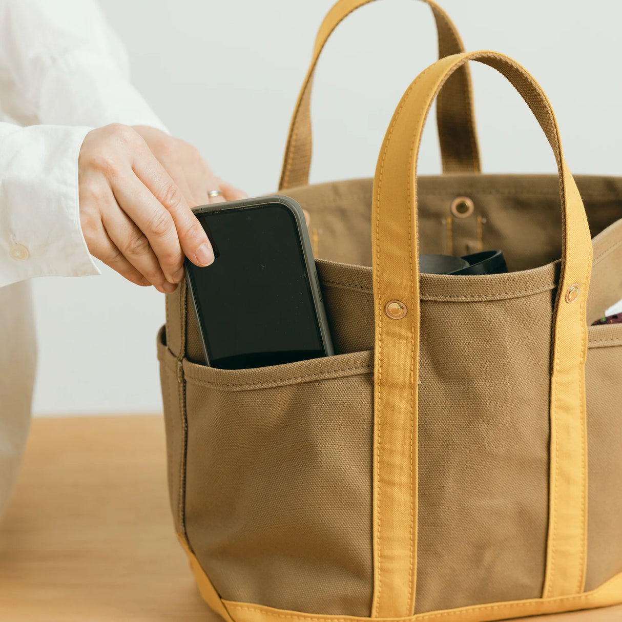 The SUPERIOR LABOR Mini Tote Bag

A simple, timeless canvas bag designed for everyday life.

Its compact size is just right for daily essentials, while the four outer pockets keep your glasses, keys, favorite pens, or notebook neatly organized.

They make it easy to stay tidy and add a touch of extra storage without changing the clean look of the bag.

Size: W37×H23.5×D12.5cm
Canvas Products
Painted areas may be affected by friction or water, which can cause color transfer. Please handle with care.