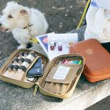 The SUPERIOR LABOR Painter's Leather Case

We created this leather case for those who love to draw —for artists who find joy in carrying their tools and capturing inspiration wherever it appears.

This case has two key features.&nbsp;The first is its ample storage capacity, designed to hold many long pens such as brush pens that are perfect for sketching and illustration.&nbsp;The second is a set of elastic bands made to fit small ink bottles, ideal for those who prefer using dip pens.(Compatible with glass