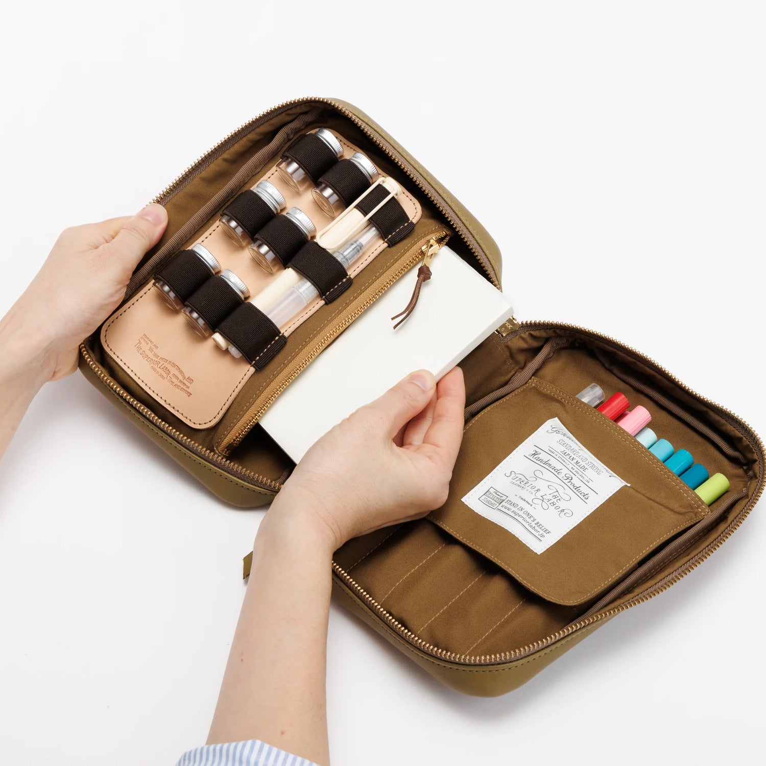 The SUPERIOR LABOR Painter's Leather Case

We created this leather case for those who love to draw —for artists who find joy in carrying their tools and capturing inspiration wherever it appears.

This case has two key features.&nbsp;The first is its ample storage capacity, designed to hold many long pens such as brush pens that are perfect for sketching and illustration.&nbsp;The second is a set of elastic bands made to fit small ink bottles, ideal for those who prefer using dip pens.(Compatible with glass