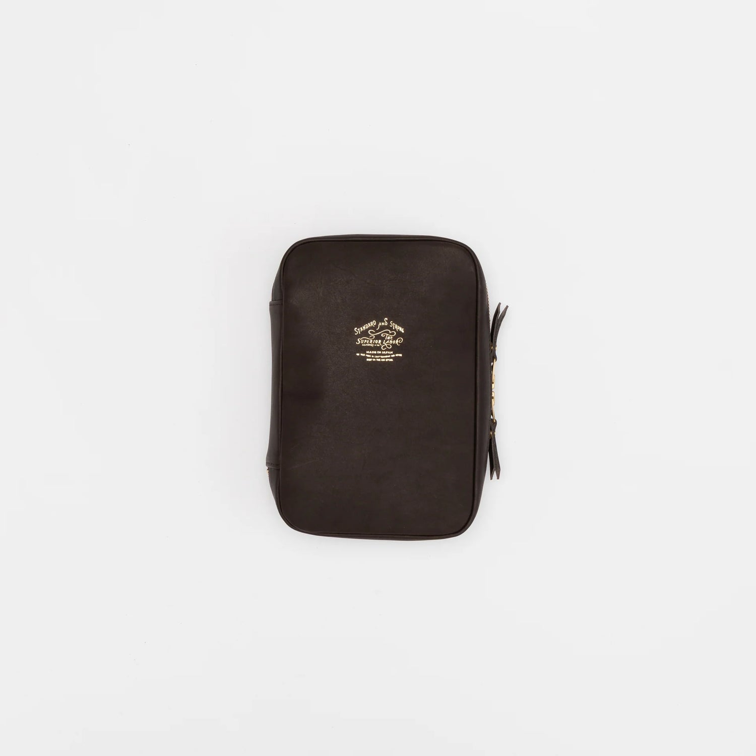 The SUPERIOR LABOR Painter's Leather Case

We created this leather case for those who love to draw —for artists who find joy in carrying their tools and capturing inspiration wherever it appears.

This case has two key features.&nbsp;The first is its ample storage capacity, designed to hold many long pens such as brush pens that are perfect for sketching and illustration.&nbsp;The second is a set of elastic bands made to fit small ink bottles, ideal for those who prefer using dip pens.(Compatible with glass