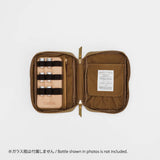 The SUPERIOR LABOR Painter's Leather Case

We created this leather case for those who love to draw —for artists who find joy in carrying their tools and capturing inspiration wherever it appears.

This case has two key features.&nbsp;The first is its ample storage capacity, designed to hold many long pens such as brush pens that are perfect for sketching and illustration.&nbsp;The second is a set of elastic bands made to fit small ink bottles, ideal for those who prefer using dip pens.(Compatible with glass