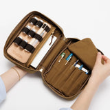 The SUPERIOR LABOR Painter's Leather Case

We created this leather case for those who love to draw —for artists who find joy in carrying their tools and capturing inspiration wherever it appears.

This case has two key features.&nbsp;The first is its ample storage capacity, designed to hold many long pens such as brush pens that are perfect for sketching and illustration.&nbsp;The second is a set of elastic bands made to fit small ink bottles, ideal for those who prefer using dip pens.(Compatible with glass